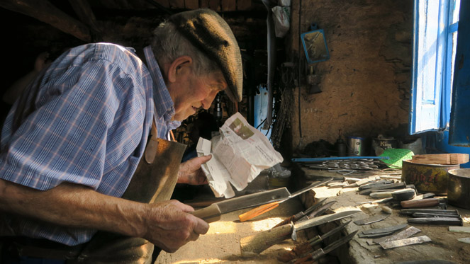 José Ares de 92 años sigue trabajando en la fragua de Valdespino de Somoza (León)